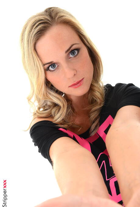 iStripper invite you to explore xxx pictures featuring Vinna Reed in scene with inserting a toy in twat