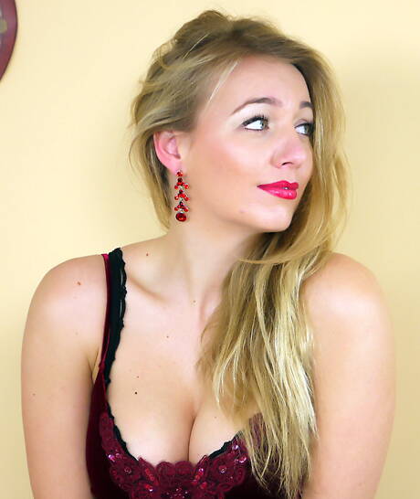 Pin Up Wow are excited to present you with a xxx picture gallery showcasing Hayley Marie xxx gallery 242661