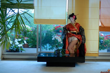 Louis De Mirabert invite you to explore a free pictures with Tanika demonstrating nice body